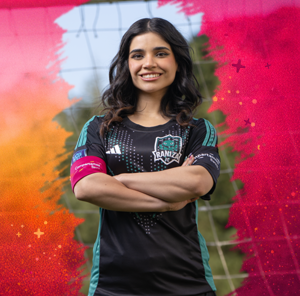 Jugadora de la Queens League celebrando un gol